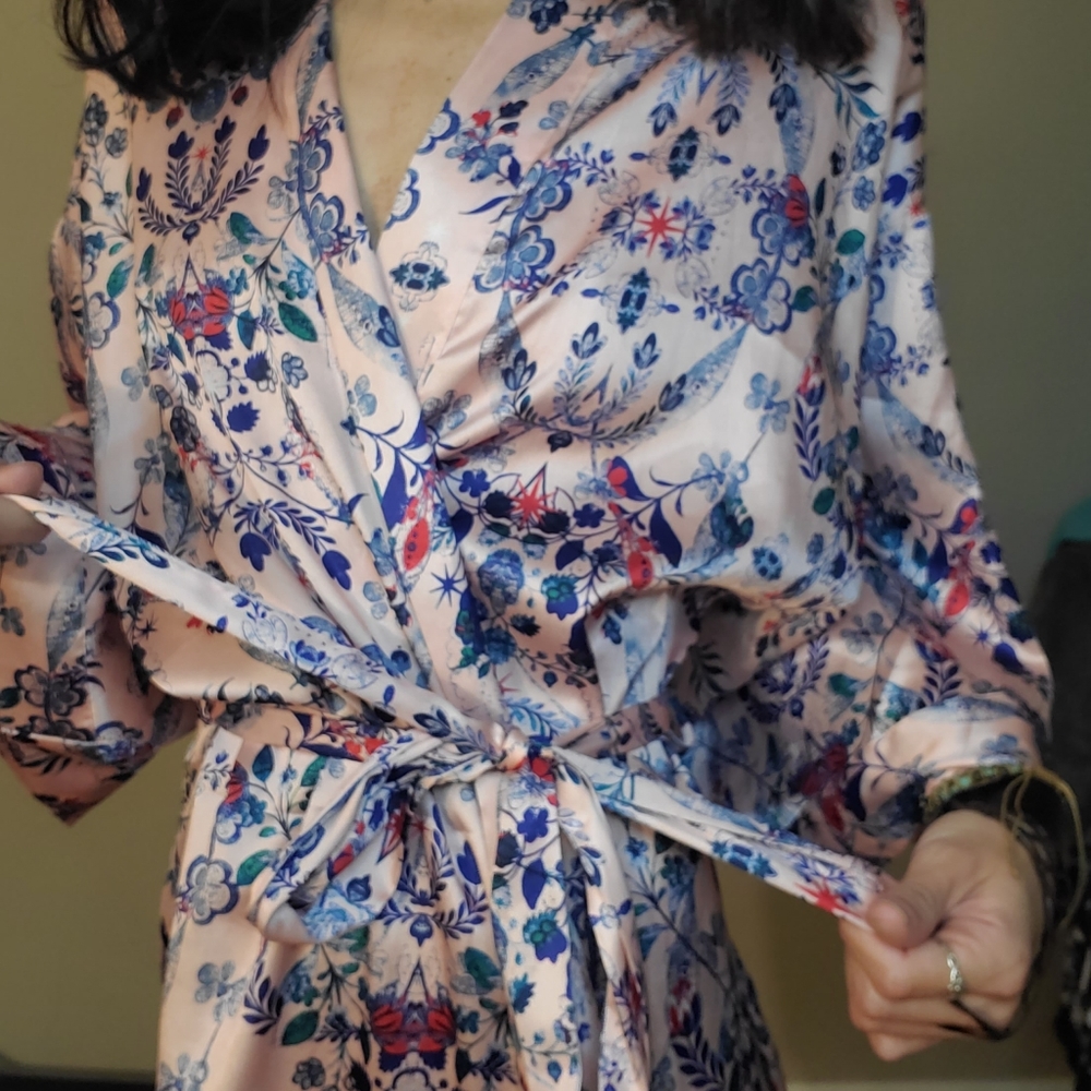 Flower Pattern Victoria's Secret Robe - Picture 2 of 5